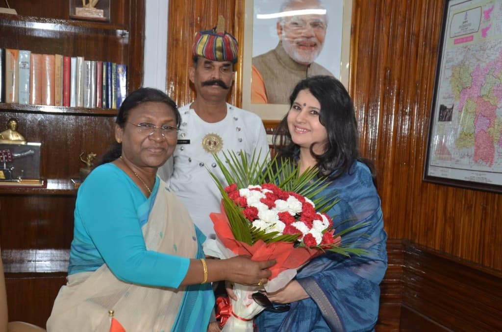 Presenting flowers to Hon’ble President of India Smt. Droupadi Murmu